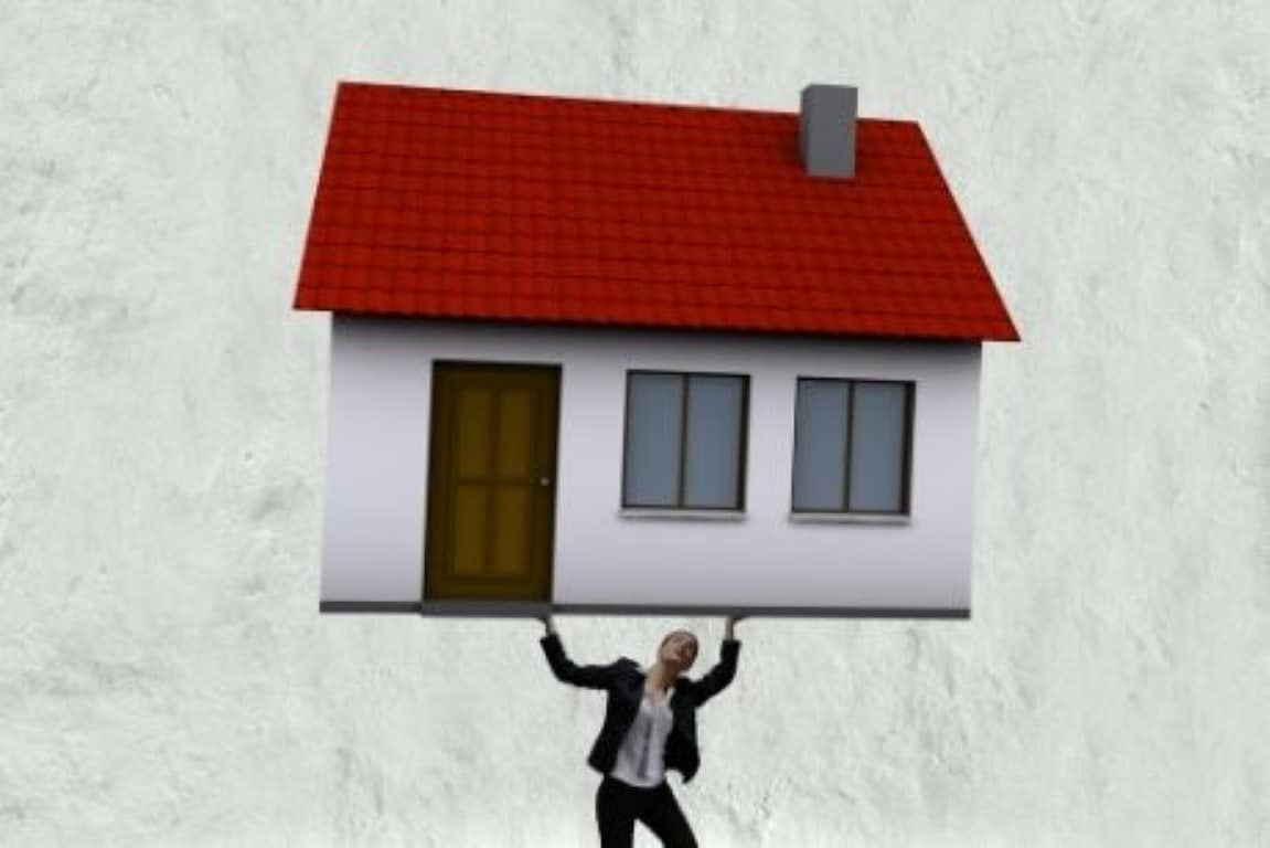 אישה מחזיקה בית