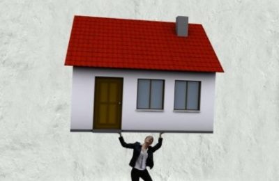 אישה מחזיקה בית